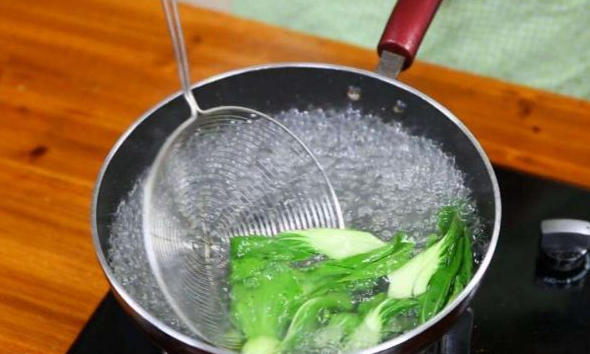 青菜焯水保持翠绿