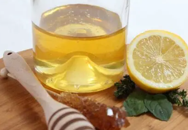蜂蜜冲水，水温别超 40℃
