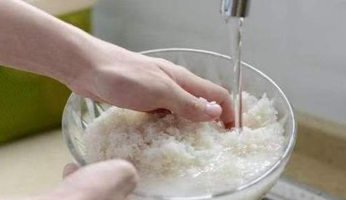 淘米水妙用，温和清洁绿植
