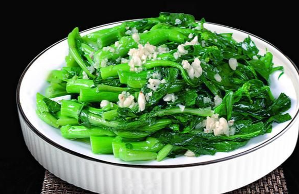 炒青菜翠绿不出水，火候是关键