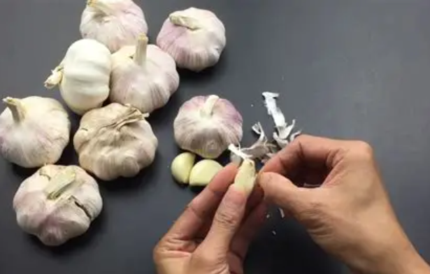 轻松剥蒜不粘手，不用指甲抠
